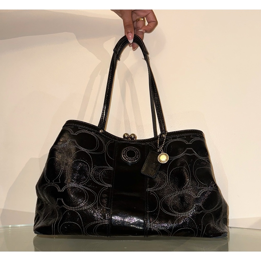 Authentic Coach Carryall Signature
Black Patent Leather Shoulder Bag